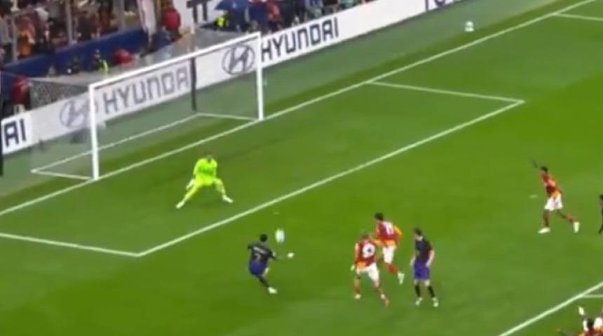 Joao Cancelo Galatasaray trib&uuml;nlerini ayağa kaldırdı! Sevinci taraftarı &ccedil;ıldırttı