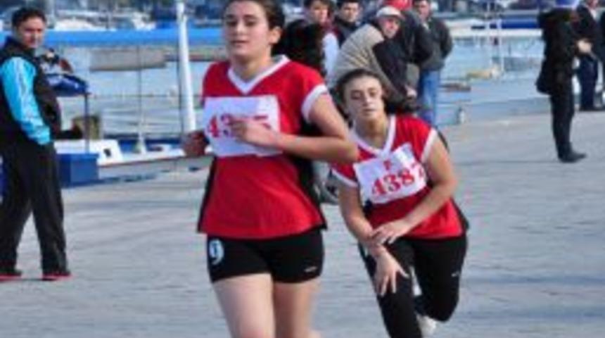 Koşuyu tamamlayamayan sporcular sedye ile taşındı