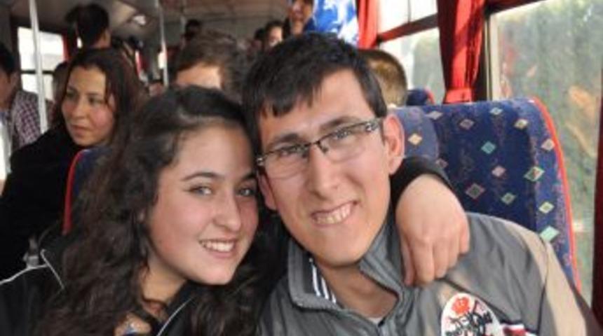 Lise &ouml;ğrencileri engelli &ccedil;ocuklarla kardeş oldu