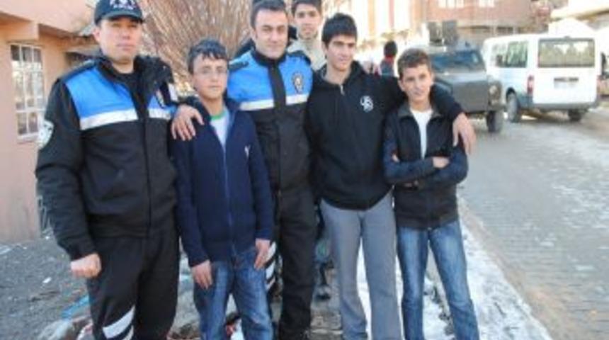 Hakkari polisinden &ouml;ğrencilere su desteği