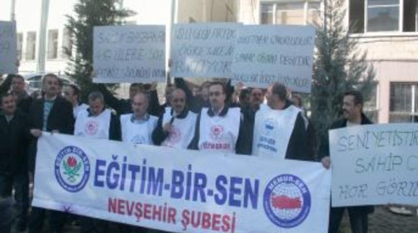 Eğitim Bir Sen &uuml;yelerinden Bakan Din&ccedil;er'e kırık not