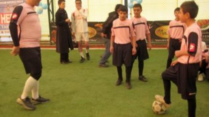 Sokakta &ccedil;alışan &ccedil;ocuklar halı saha g&ouml;steri ma&ccedil;ıyla beğeni topladı