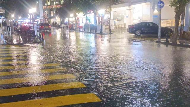 Tekirdağ’da şiddetli yağış: Cadde göle döndü, sürücüler zorlandı 3