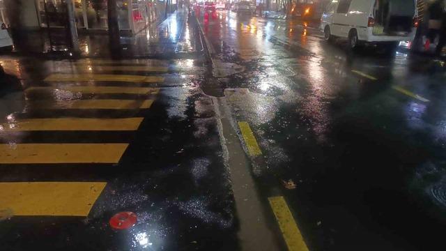 Tekirdağ’da şiddetli yağış: Cadde göle döndü, sürücüler zorlandı 2