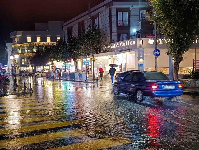 Tekirdağ’da şiddetli yağış: Cadde göle döndü, sürücüler zorlandı 1