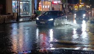 Tekirdağ&rsquo;da şiddetli yağış: Cadde g&ouml;le d&ouml;nd&uuml;, s&uuml;r&uuml;c&uuml;ler zorlandı