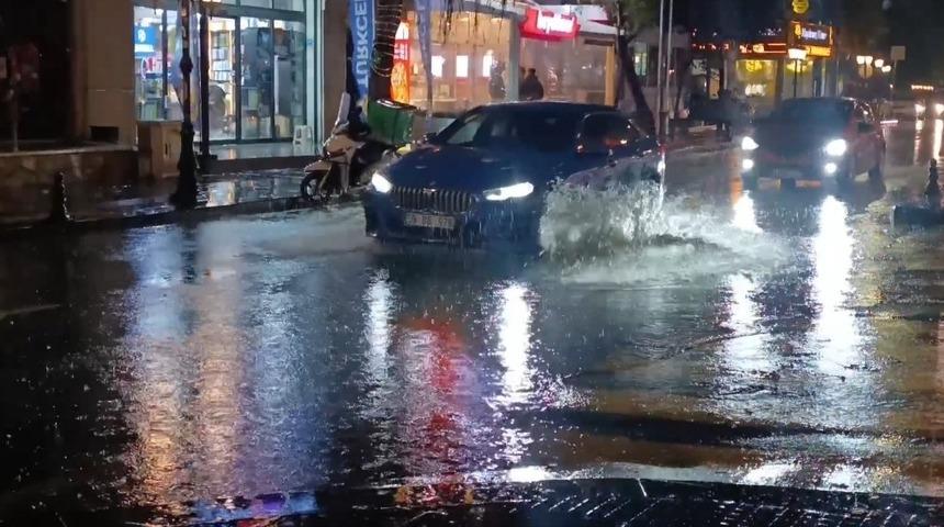 Tekirdağ&rsquo;da şiddetli yağış: Cadde g&ouml;le d&ouml;nd&uuml;, s&uuml;r&uuml;c&uuml;ler zorlandı