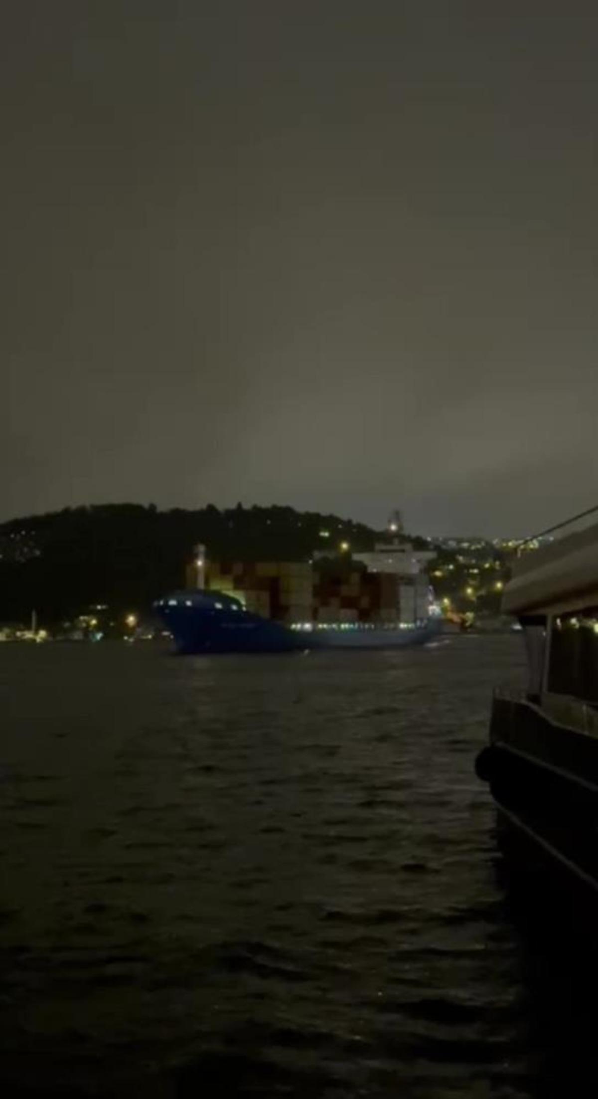 İstanbul Boğazı nda arıza yaşayan gemi sürüklendi: İstikametinin tersine döndü 1