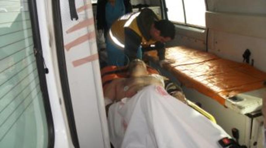 &Ccedil;atı onarırken elektrik akımına kapılan iş&ccedil;i yaralandı