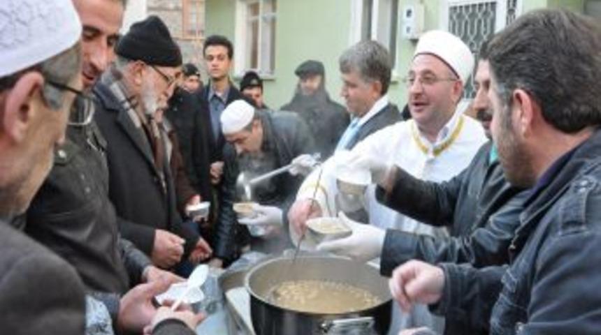 İmam, cemaate aşure dağıttı