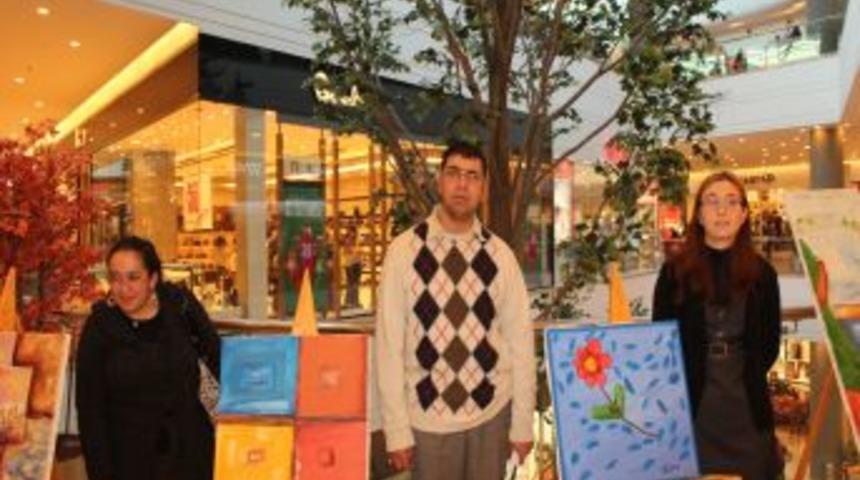 G&ouml;n&uuml;l g&ouml;zleriyle yaptıkları resimleri sergilediler