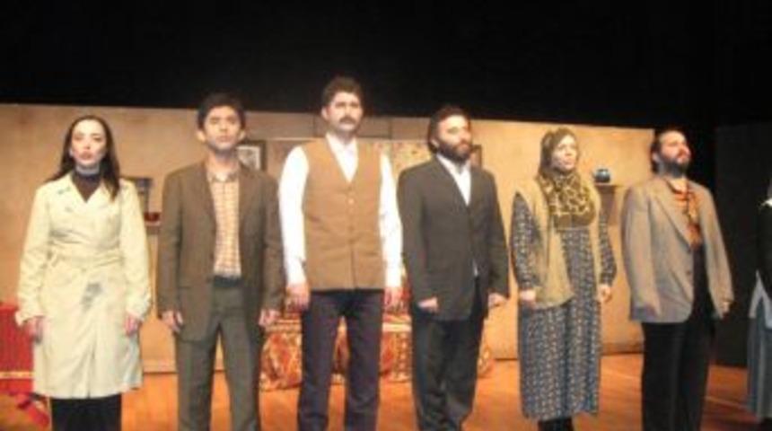 'Işık S&uuml;varileri' oyunu Turhal'da yoğun ilgi g&ouml;rd&uuml;