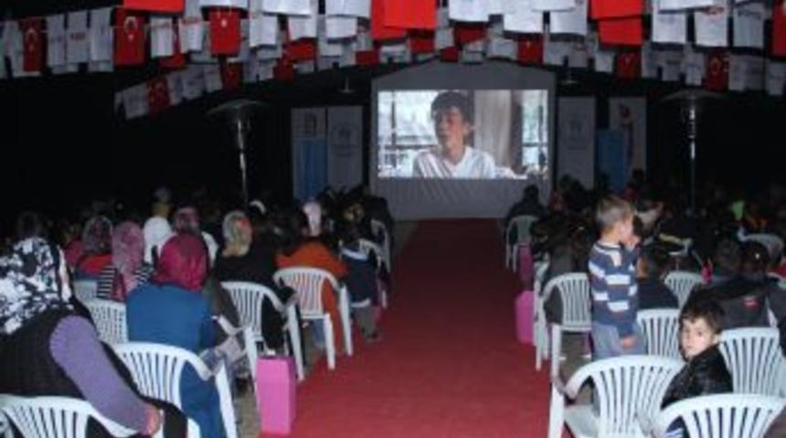 Depremzedeler &lsquo;120&rsquo; filmini izledi