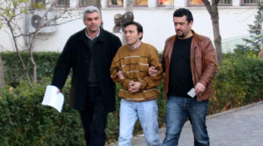 Sevgilisini d&ouml;v&uuml;p &ouml;l&uuml;me terk etti