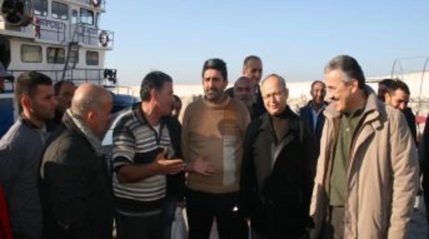 Vali Ayyıldız misafirlerini Karadeniz'de balık avına &ccedil;ıkardı