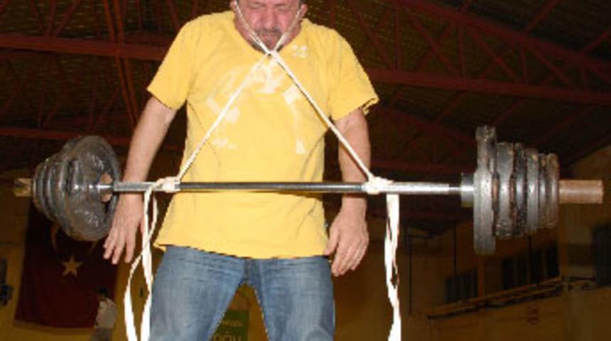 Kulağıyla 65 kilo kaldırdı