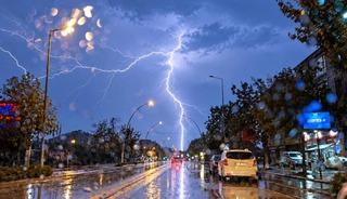 D&uuml;zce&rsquo;de gece yarısı g&ouml;k g&uuml;r&uuml;lt&uuml;l&uuml; sağanak yağış başladı