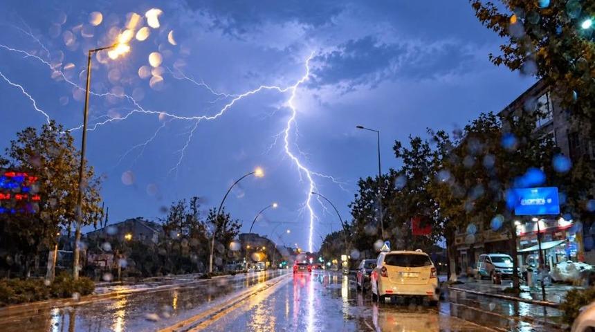 D&uuml;zce&rsquo;de gece yarısı g&ouml;k g&uuml;r&uuml;lt&uuml;l&uuml; sağanak yağış başladı