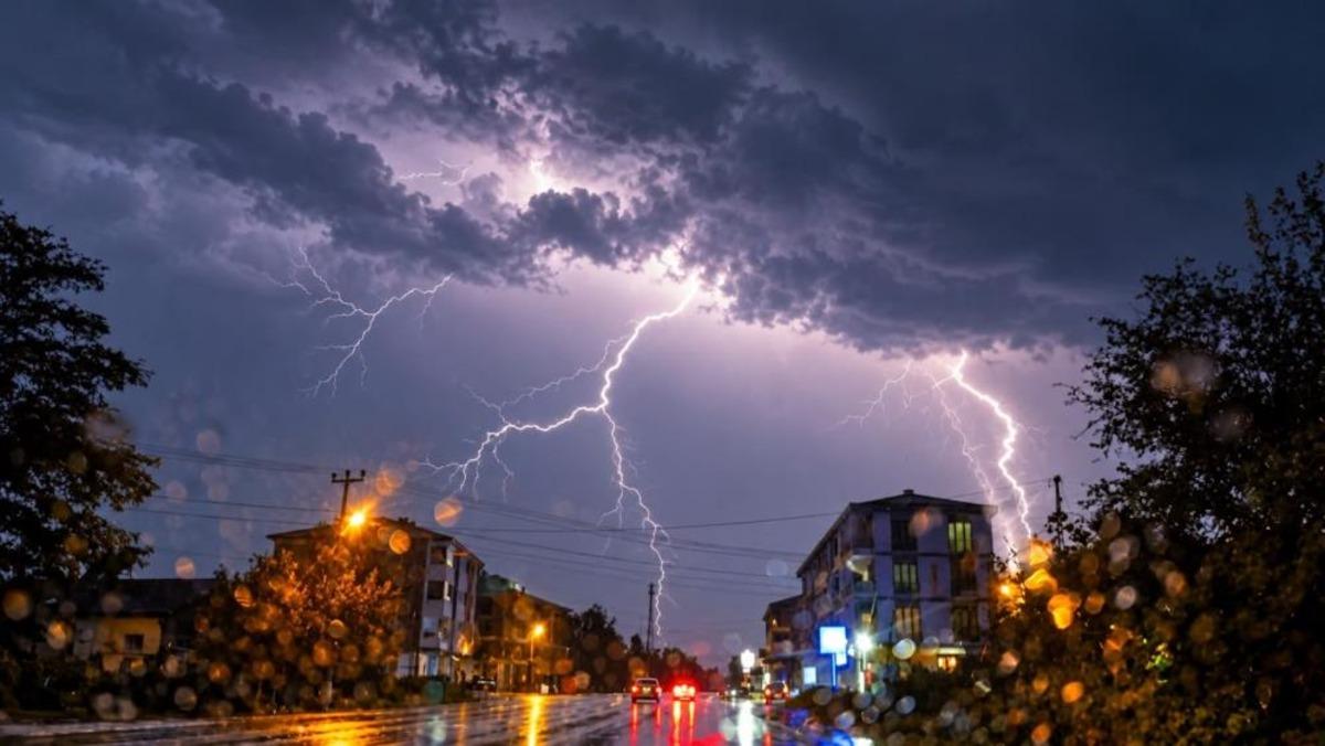 Düzce’de gece yarısı gök gürültülü sağanak yağış başladı 1