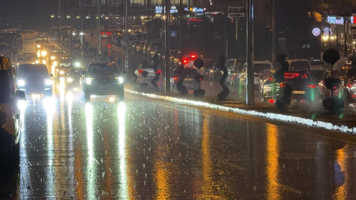 Düzce’de gece yarısı gök gürültülü sağanak yağış başladı 4