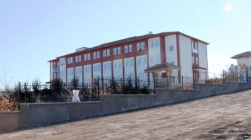 Öğrenciler çamurlu yollardan kurtuldu