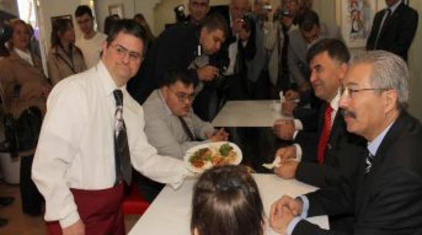 Down sendorumlular kafede servis elamanı olarak &ccedil;alışacak