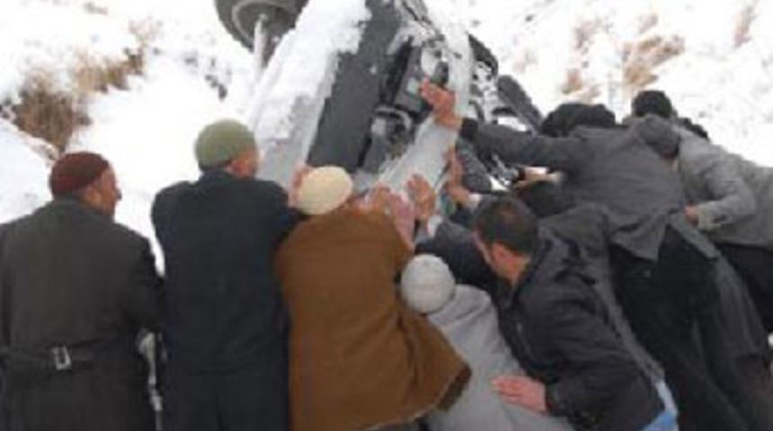 Kaza yapan araçtaki 3 kişi donarak öldü