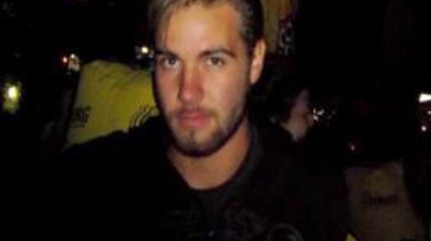 Otomobille evin duvarına &ccedil;arpan 18 yaşındaki s&uuml;r&uuml;c&uuml;, hayatını kaybetti