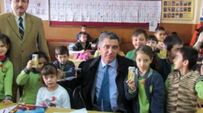 Altınoluk'ta minik &ouml;ğrencilere s&uuml;t dağıtılıyor