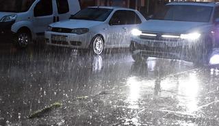 Meteoroloji&rsquo;den sağanak ve fırtına alarmı! Saat verildi, İstanbul i&ccedil;in il&ccedil;e il&ccedil;e uyarı yapıldı