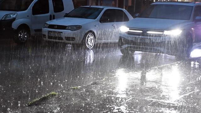 Meteoroloji’den sağanak ve fırtına alarmı! Saat verildi, İstanbul için ilçe ilçe uyarı yapıldı