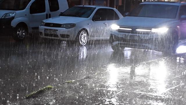 Meteoroloji’den sağanak ve fırtına alarmı! Saat verildi, İstanbul için ilçe ilçe uyarı yapıldı