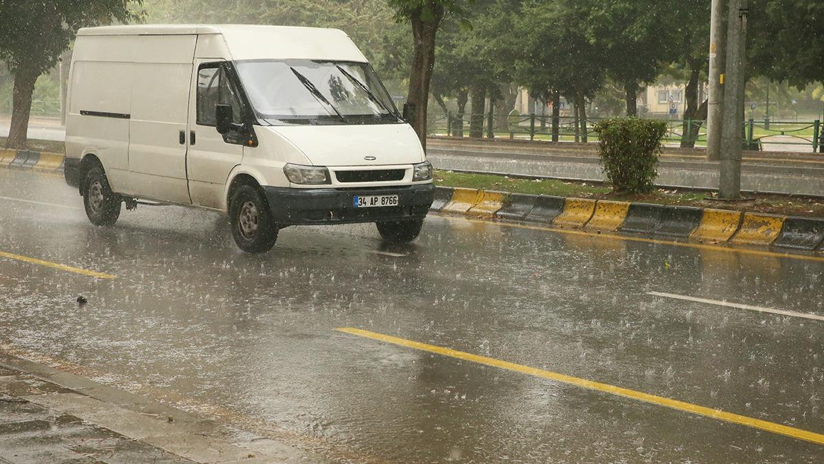 Meteoroloji&rsquo;den sağanak ve fırtına alarmı! Saat verildi, İstanbul i&ccedil;in il&ccedil;e il&ccedil;e uyarı yapıldı 1