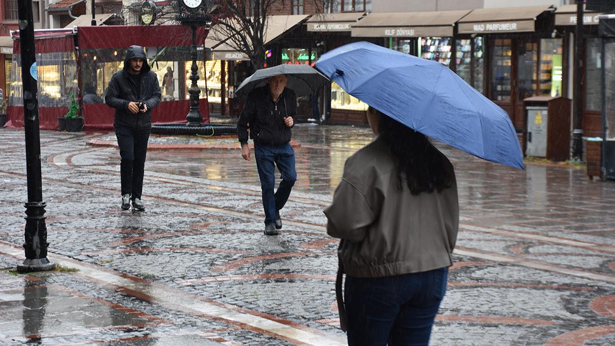 Meteoroloji&rsquo;den sağanak ve fırtına alarmı! Saat verildi, İstanbul i&ccedil;in il&ccedil;e il&ccedil;e uyarı yapıldı 3