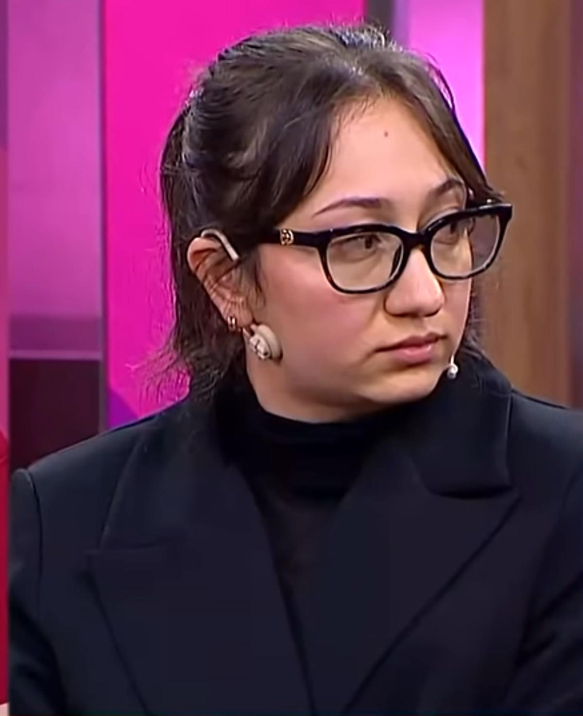 Esra Ezmeci G&uuml;ll&uuml; davasındaki sanık Sultan ın transparanına m&uuml;dahale etti: "Kıyafet a&ccedil;ık..." 2