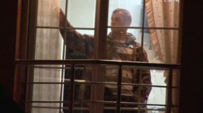 Cinnet ge&ccedil;iren koca polisi vurdu, ailesi son anda kurtuldu