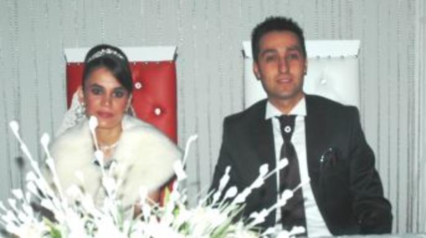 D&uuml;ğ&uuml;n&uuml;n&uuml; bilboardlarda ilan etti