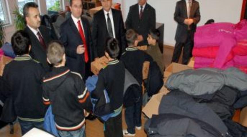 &Ouml;ğrencilere giysi yardımı yapıldı