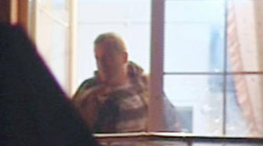 Satır ile evini bastı, eşini rehin aldı!