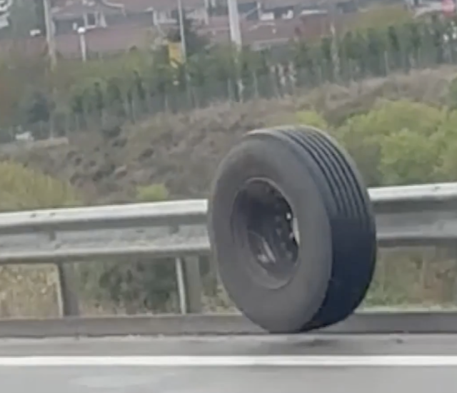 Kopan TIR lastiği metrelerce yuvarlandı! 📹