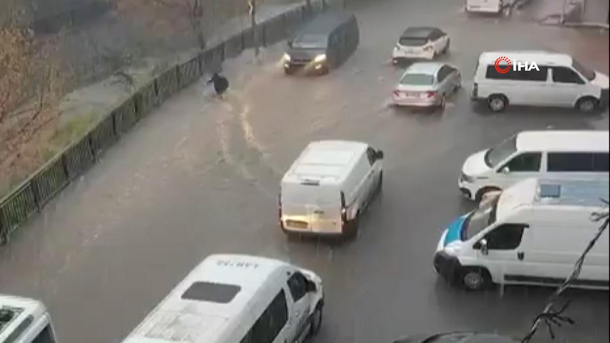 İstanbul sağanağa teslim! Yollar göle döndü: Bir kadın sulara böyle kapıldı... 2