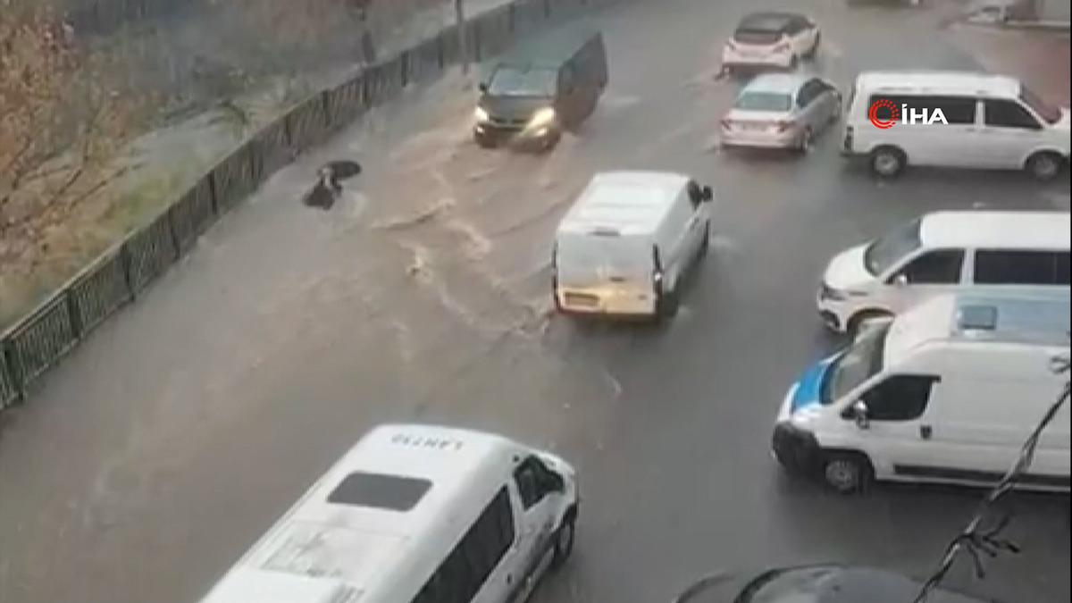 İstanbul sağanağa teslim! Yollar göle döndü: Bir kadın sulara böyle kapıldı... 3