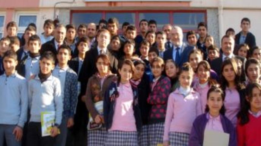 Nallıhan'da depremzede &ouml;ğrencilere yardımlar devam ediyor