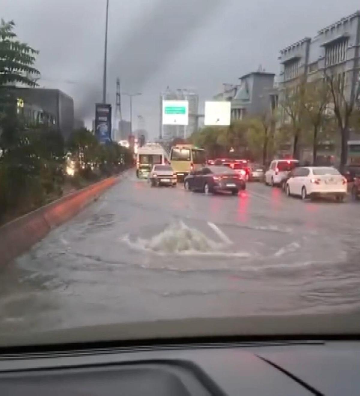 İstanbul sağanağa teslim! Yollar göle döndü: Bir kadın sulara böyle kapıldı... 7