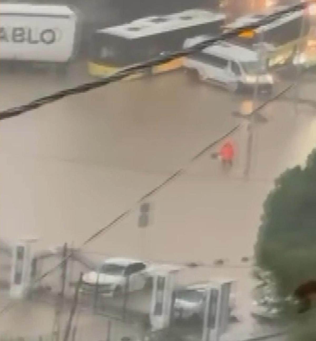 İstanbul sağanağa teslim! Yollar göle döndü: Bir kadın sulara böyle kapıldı... 8