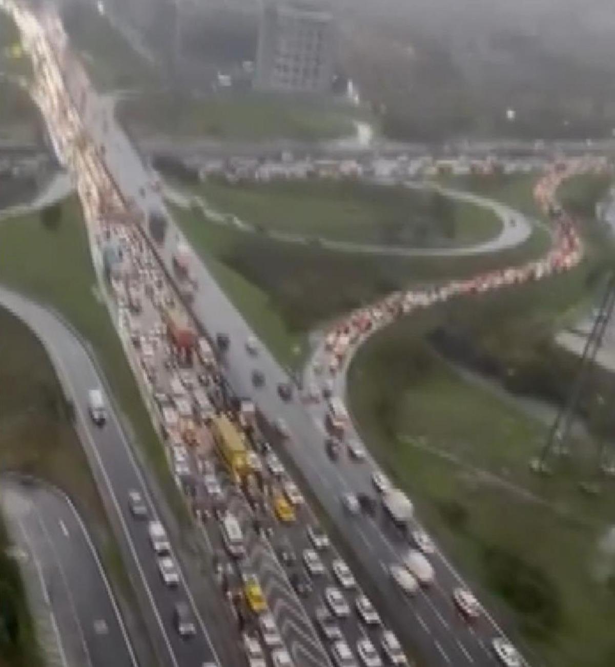 İstanbul sağanağa teslim! Yollar göle döndü: Bir kadın sulara böyle kapıldı... 9