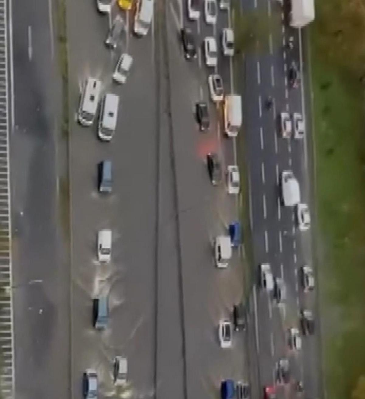 İstanbul sağanağa teslim! Yollar göle döndü: Bir kadın sulara böyle kapıldı... 10
