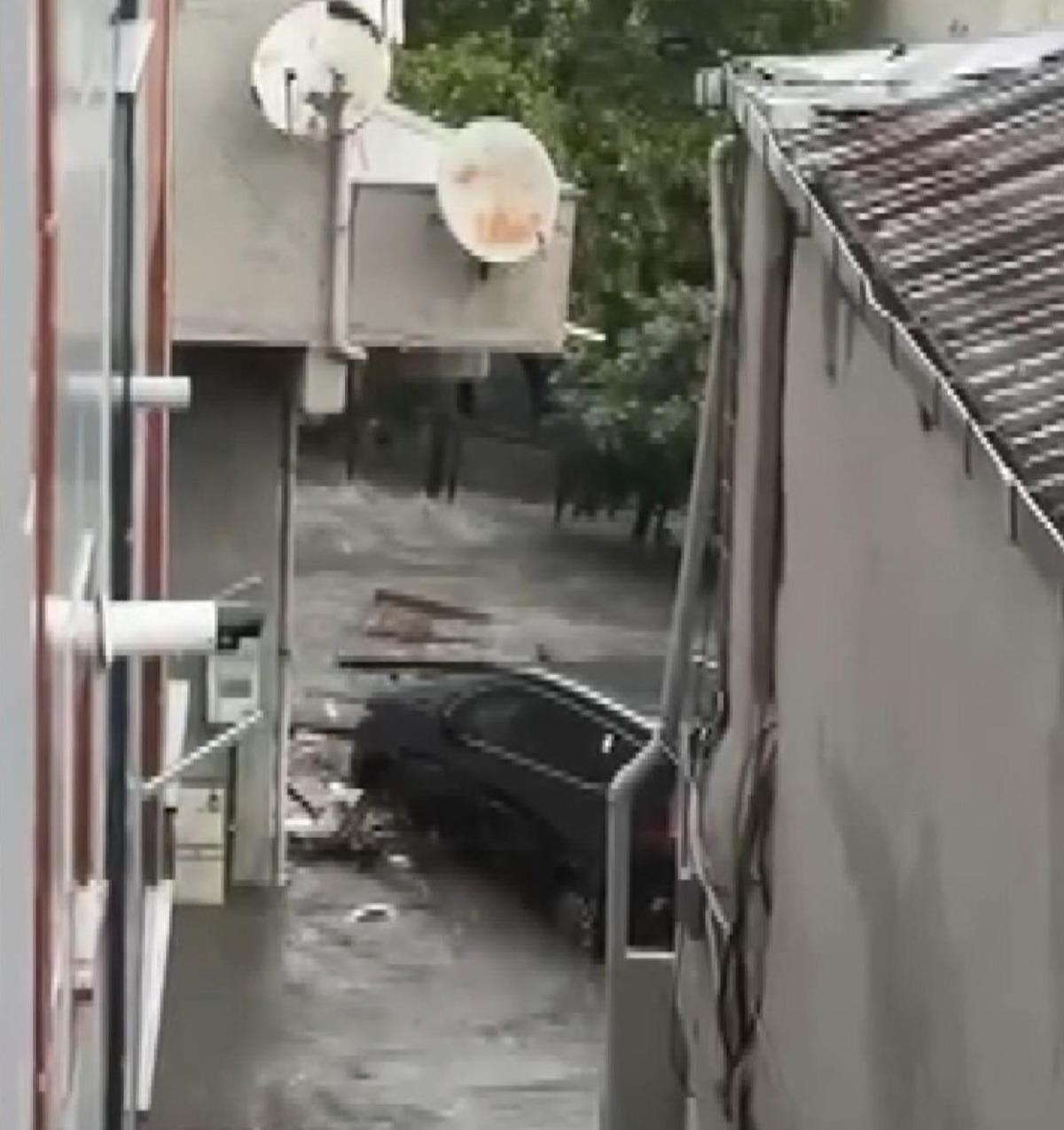 İstanbul sağanağa teslim! Yollar göle döndü: Bir kadın sulara böyle kapıldı... 1