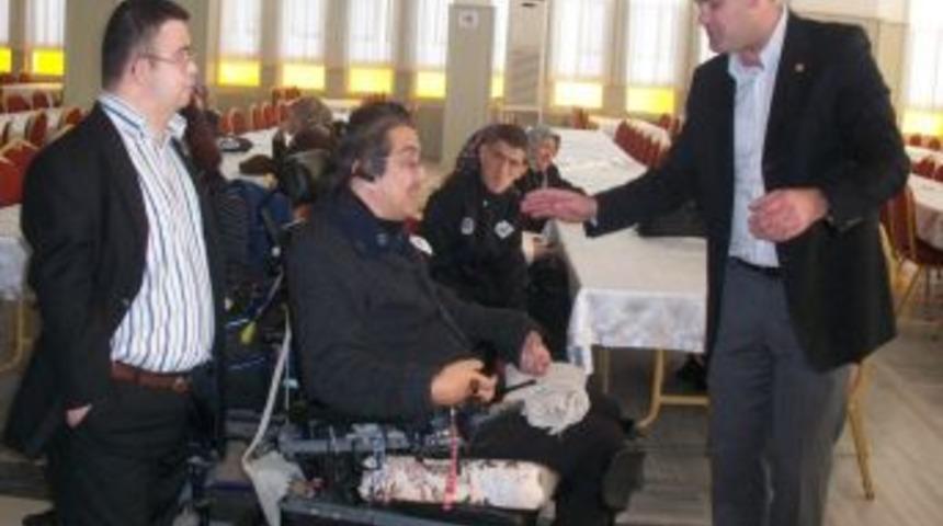 Çorlu’da engelliler halay çekti, çökertme oynadı