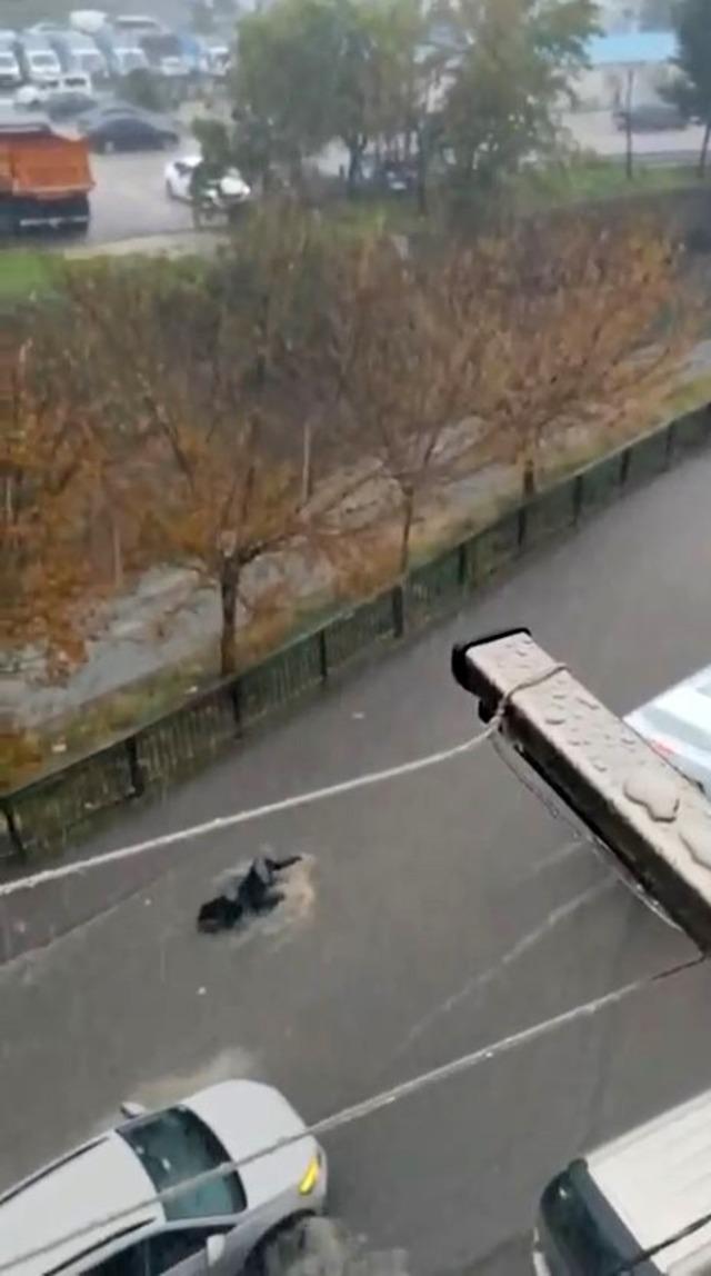 Esenyurt'ta suya kapılan kadın böyle sürüklendi! 🔴